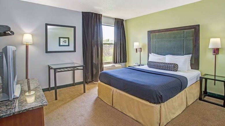 <b>Days Inn Great Lakes/N. Chicago Room</b>. Images powered by <a href="https://iceportal.shijigroup.com/" title="IcePortal" target="_blank">IcePortal</a>.