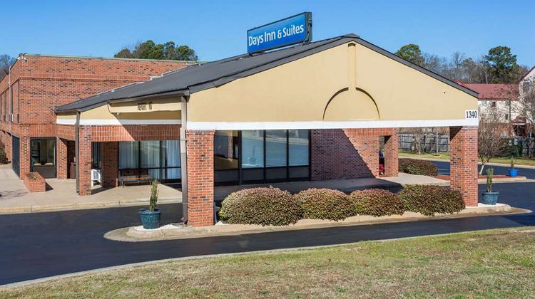 Days Inn & Suites Rocky Mount Exterior
