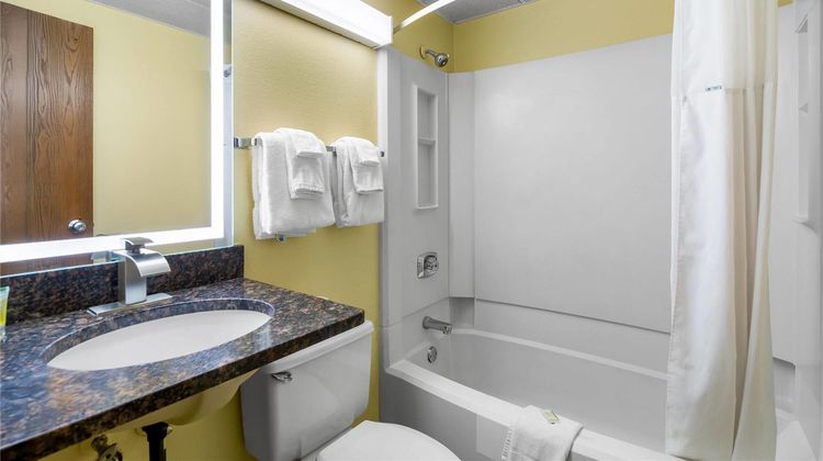 Days Inn Minot Room