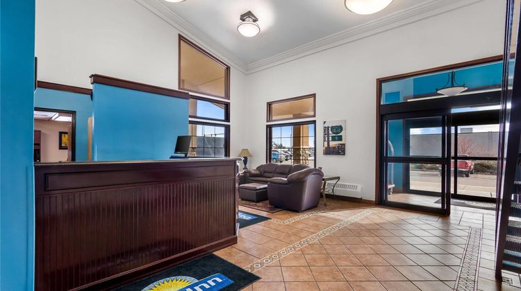 Days Inn Minot Lobby