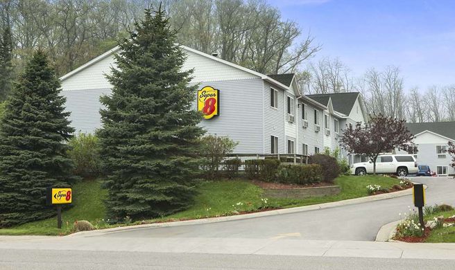 Super 8 Manistee Exterior