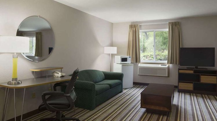 Super 8 Manistee Suite