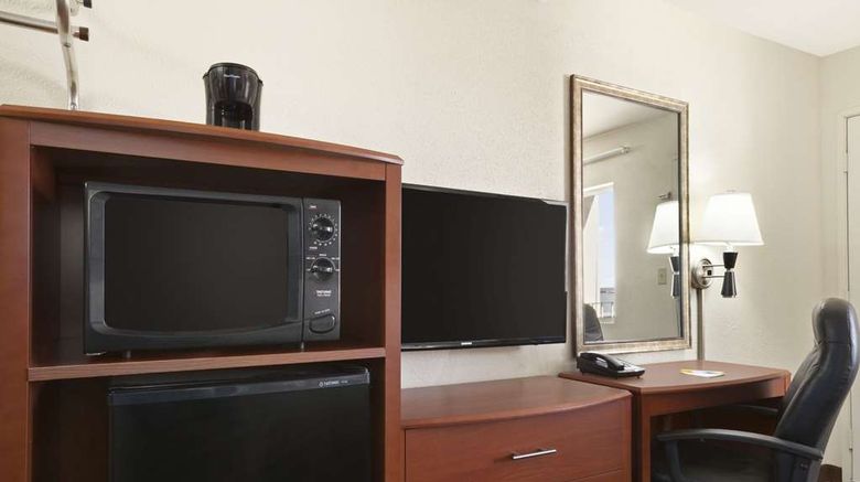 <b>Days Inn Champaign/Urbana Room</b>. Images powered by <a href="https://iceportal.shijigroup.com/" title="IcePortal" target="_blank">IcePortal</a>.