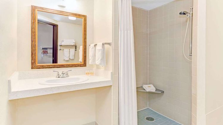 Days Inn by Wyndham, Fort Collins Room
