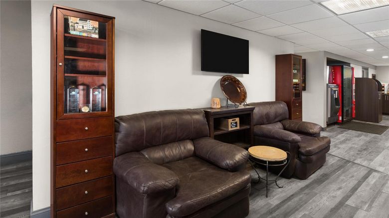 <b>Days Inn Pierre Lobby</b>. Images powered by <a href="https://iceportal.shijigroup.com/" title="IcePortal" target="_blank">IcePortal</a>.