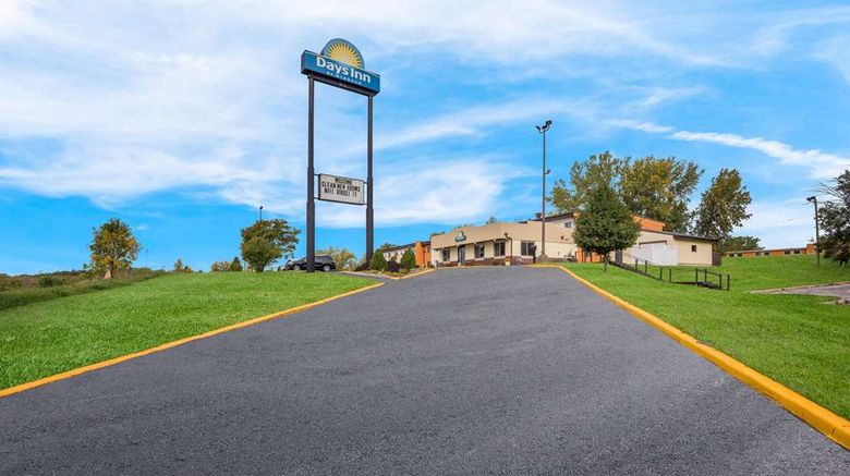 <b>Days Inn Newton Exterior</b>. Images powered by <a href="https://iceportal.shijigroup.com/" title="IcePortal" target="_blank">IcePortal</a>.