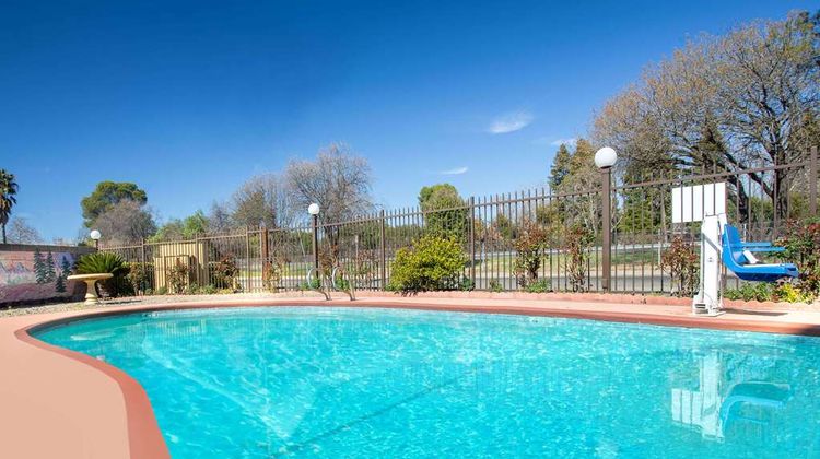 Super 8 Chico Pool