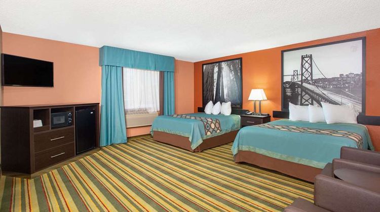 Super 8 Chico Room