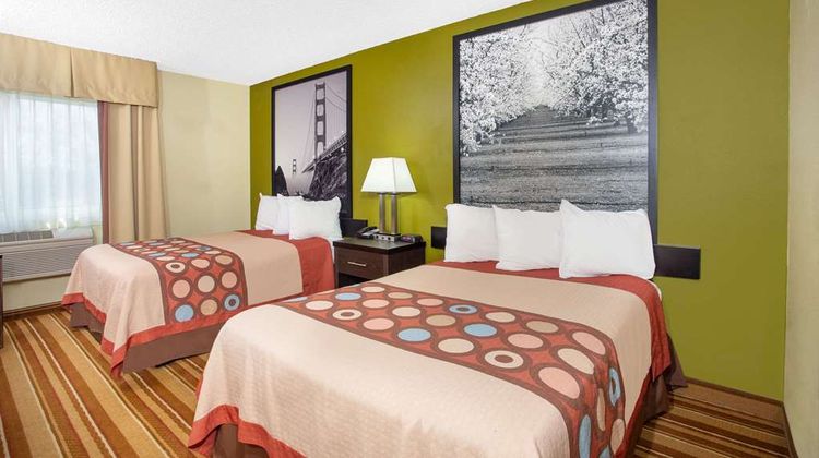 Super 8 Chico Room