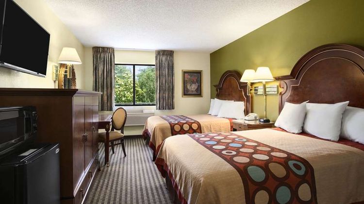 Super 8 Chico Room
