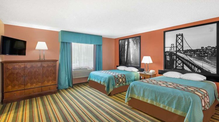 Super 8 Chico Room