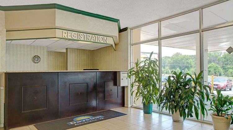Days Inn Alexandria South Lobby