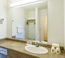 Super 8 100 Mile House Room