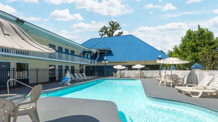 Days Inn Savannah Airport Pool