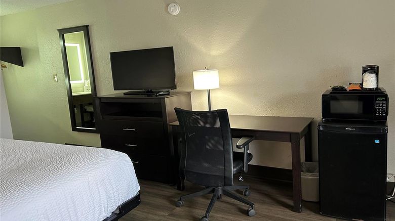 <b>Days Inn Savannah Airport Room</b>. Images powered by <a href="https://iceportal.shijigroup.com/" title="IcePortal" target="_blank">IcePortal</a>.