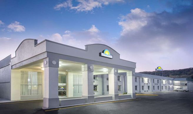 Days Inn Roanoke Airport  I-81 Exterior