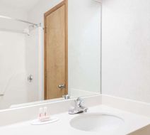 Howard Johnson Express Inn Lenox Room