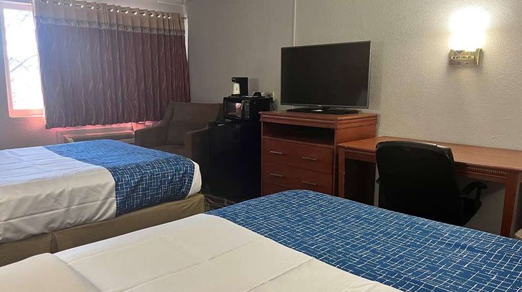 Travelodge Terre Haute Room