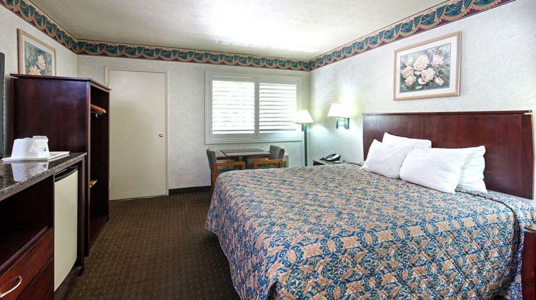 <b>Travelodge Long Beach Convention Center Room</b>. Images powered by <a href="https://iceportal.shijigroup.com/" title="IcePortal" target="_blank">IcePortal</a>.