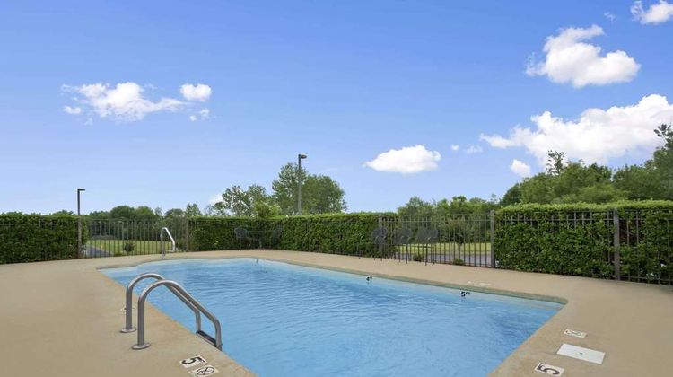 Super 8 Tupelo Airport Pool