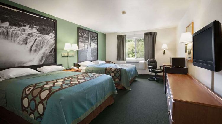 Super 8 Salmon Room