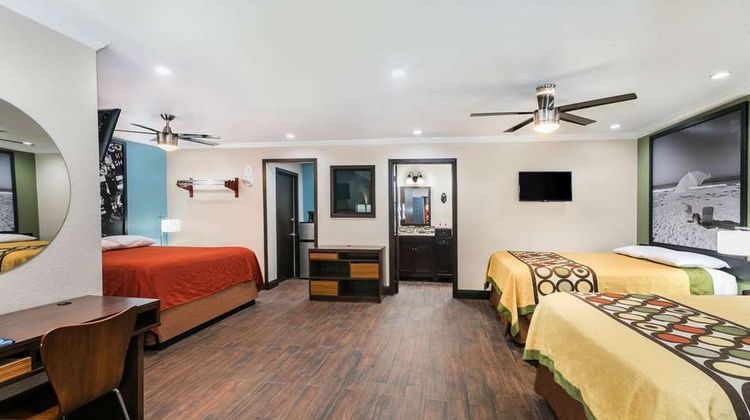Super 8 Austin University/Downtown Area Suite