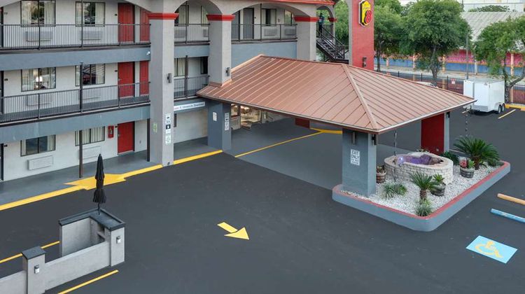 Super 8 Austin University/Downtown Area Exterior