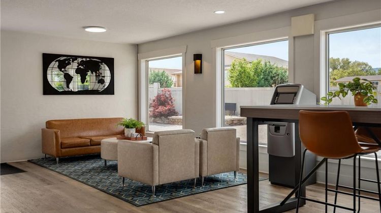 Days Inn Kelowna Lobby