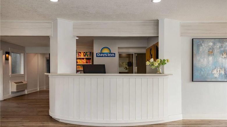 <b>Days Inn Kelowna Lobby</b>. Images powered by <a href="https://iceportal.shijigroup.com/" title="IcePortal" target="_blank">IcePortal</a>.