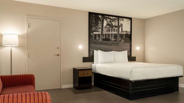Super 8 Ocean Springs Biloxi Suite