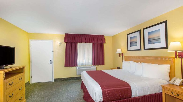<b>Days Inn by Wyndham Redwood City Room</b>. Images powered by <a href="https://iceportal.shijigroup.com/" title="IcePortal" target="_blank">IcePortal</a>.