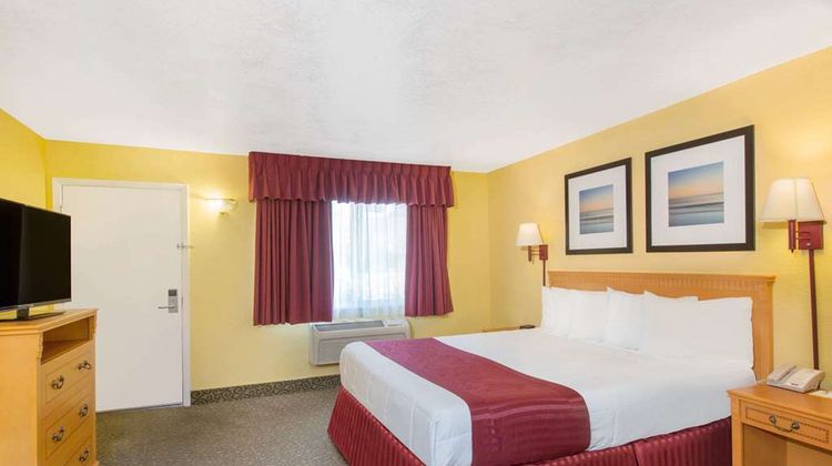 Days Inn by Wyndham Redwood City Room