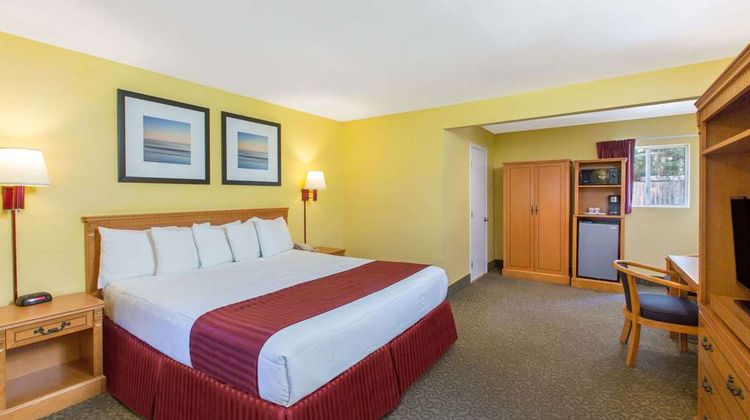 Days Inn by Wyndham Redwood City Room