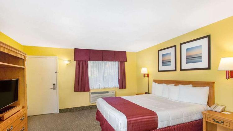 Days Inn by Wyndham Redwood City Room