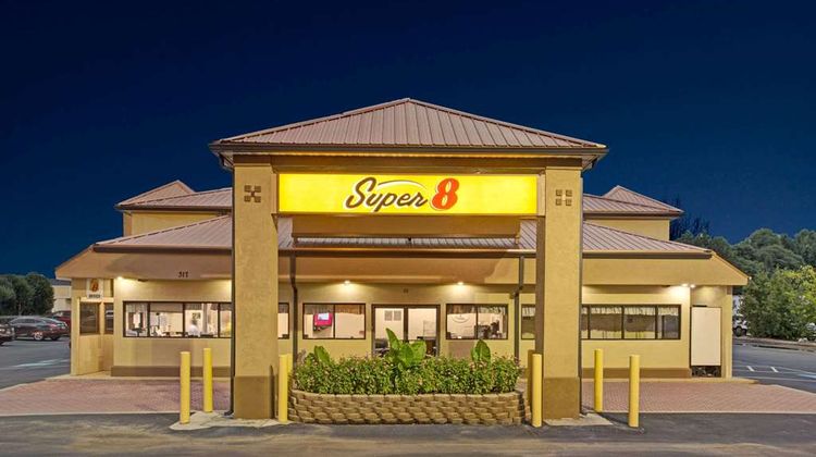 Super 8 Suwanee Exterior