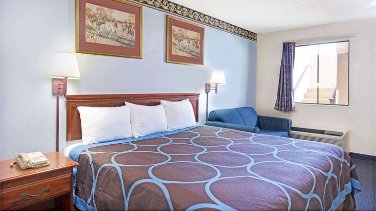 Super 8 Suwanee Room
