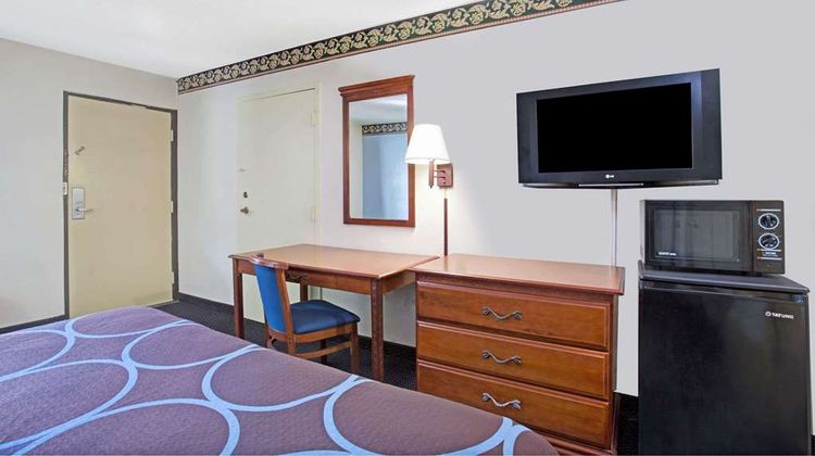 Super 8 Suwanee Room