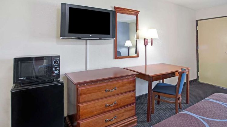 Super 8 Suwanee Room