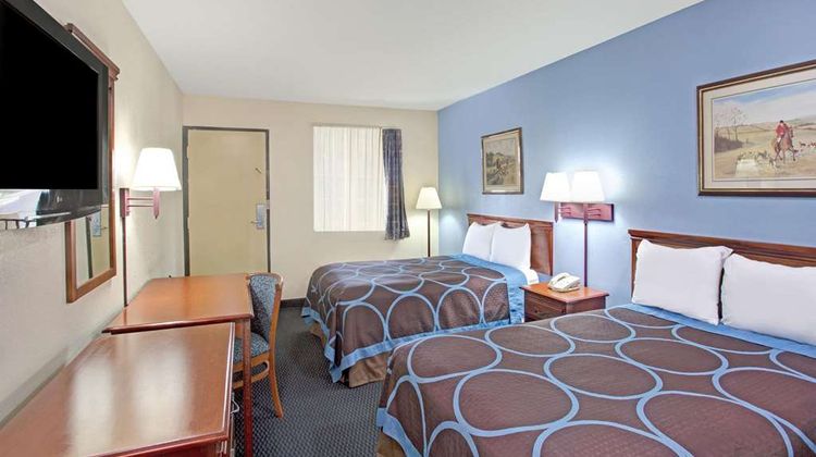 Super 8 Suwanee Room