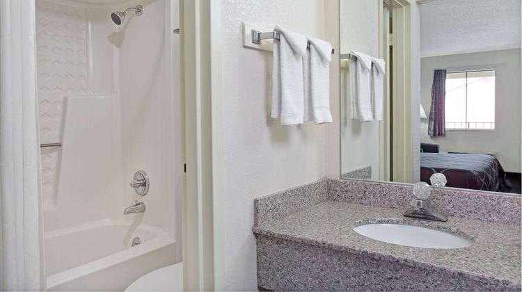 Super 8 Suwanee Room