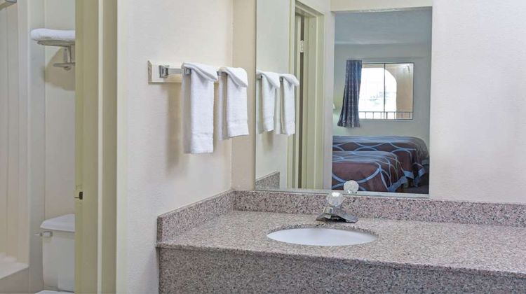 Super 8 Suwanee Room