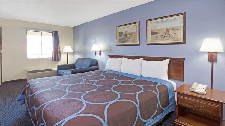 Super 8 Suwanee Room