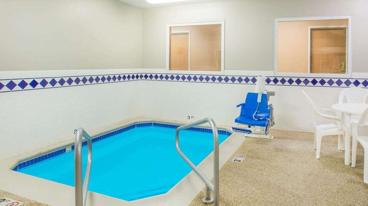 Ramada Spirit Lake/Okoboji Pool