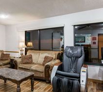 Howard Johnson Inn Wichita Airport Lobby