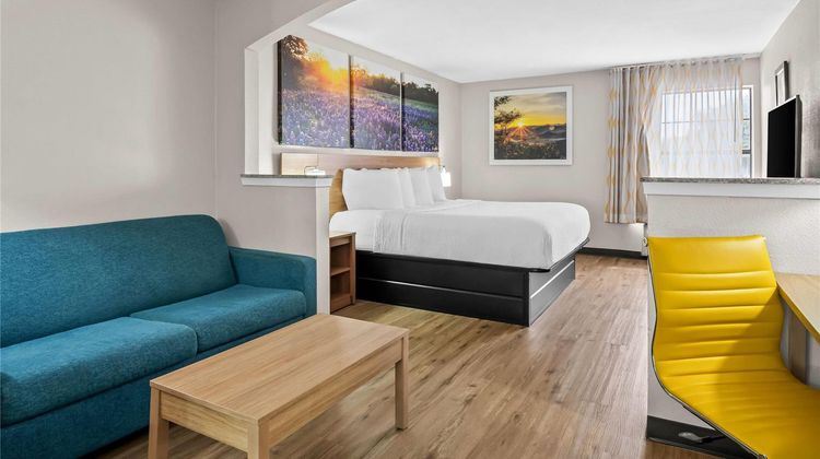 Days Inn Dallas Plano Suite