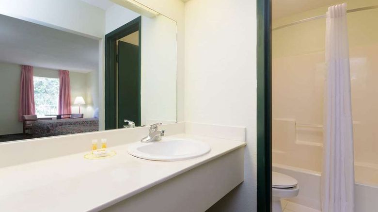<b>Days Inn Crystal River Room</b>. Images powered by <a href="https://iceportal.shijigroup.com/" title="IcePortal" target="_blank">IcePortal</a>.