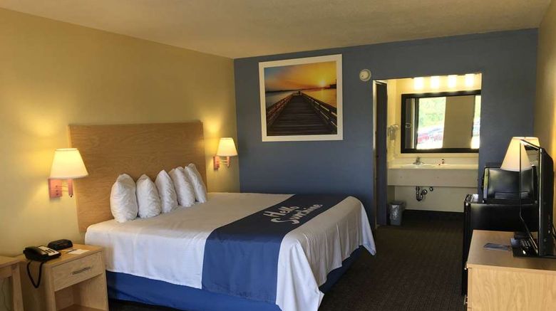 <b>Days Inn Crystal River Room</b>. Images powered by <a href="https://iceportal.shijigroup.com/" title="IcePortal" target="_blank">IcePortal</a>.