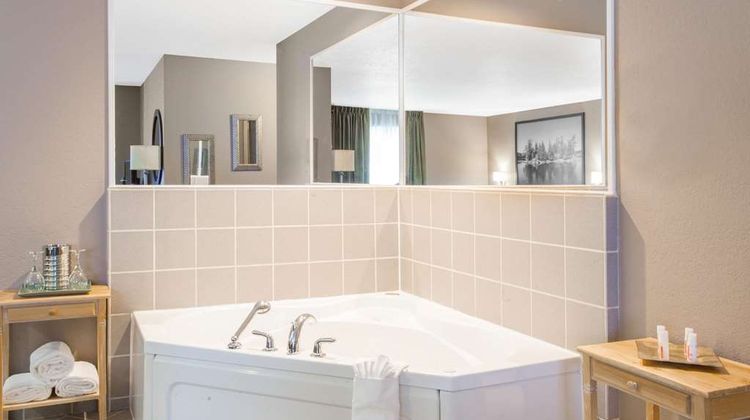 Super 8 Kenora Suite