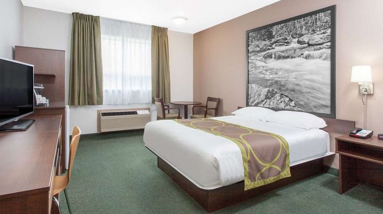 Super 8 Kenora Room