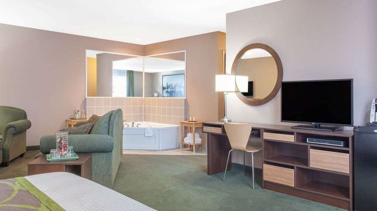 Super 8 Kenora Suite